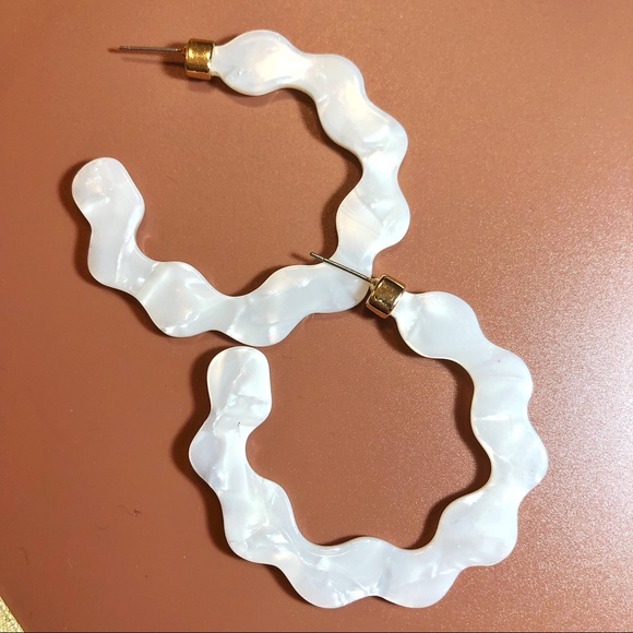 🌸BaubleBar Style White Tortoise Hoop Earrings - Picture 4 of 6